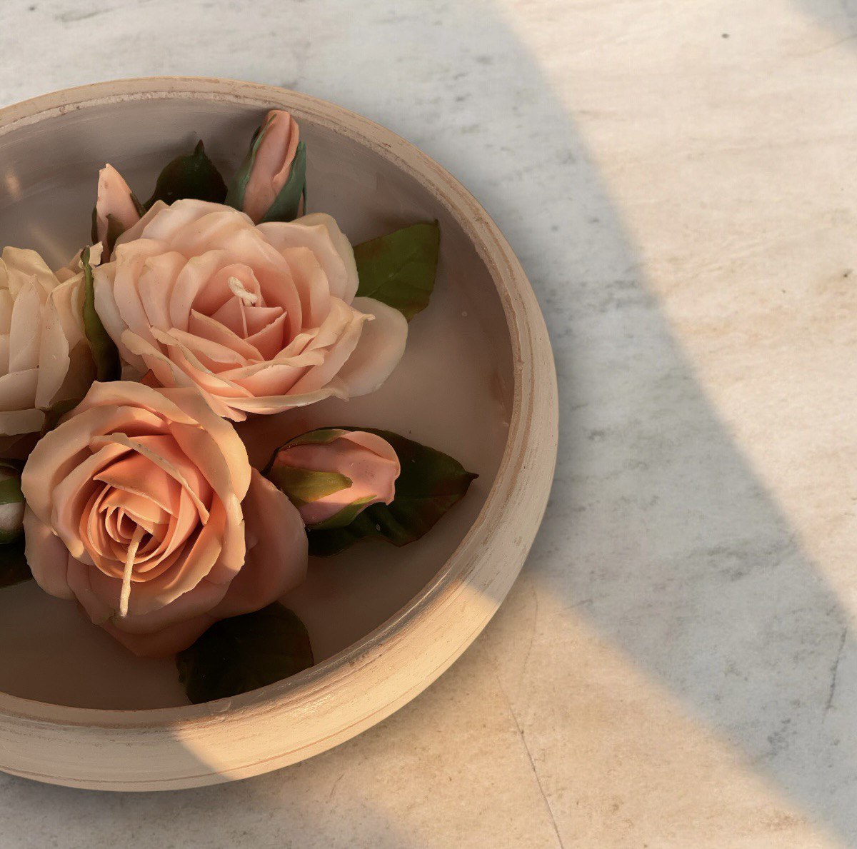 مجموعه شمعهای رز هلویی دستساز در کاسه