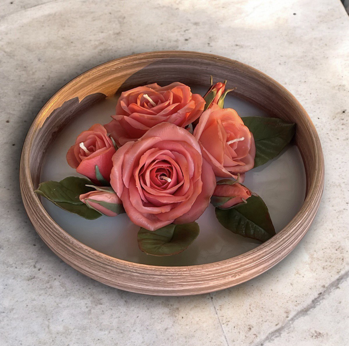 مجموعه شمعهای رز سالمون دستساز در سینی چوبی