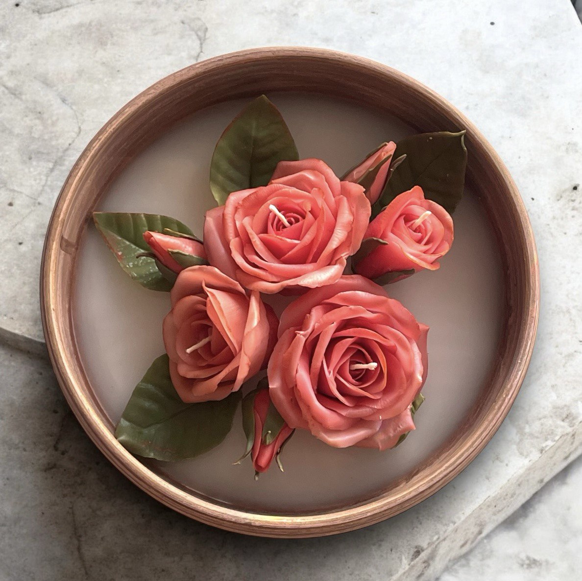 مجموعه شمع‌های رز سالمون دست‌ساز در سینی چوبی - تصویر 2