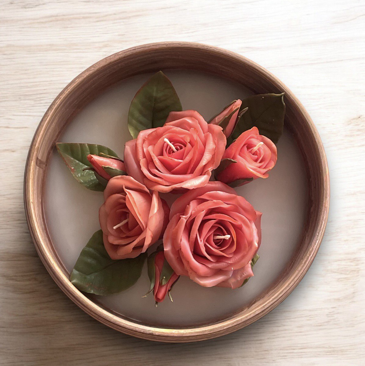 مجموعه شمع‌های رز سالمون دست‌ساز در سینی چوبی - تصویر 3