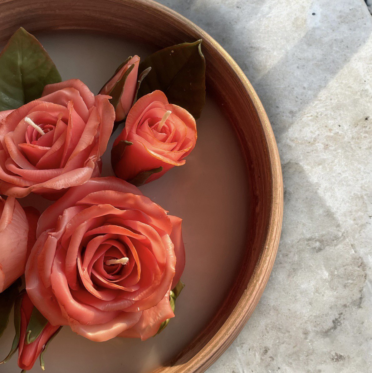 مجموعه شمع‌های رز سالمون دست‌ساز در سینی چوبی - تصویر 4